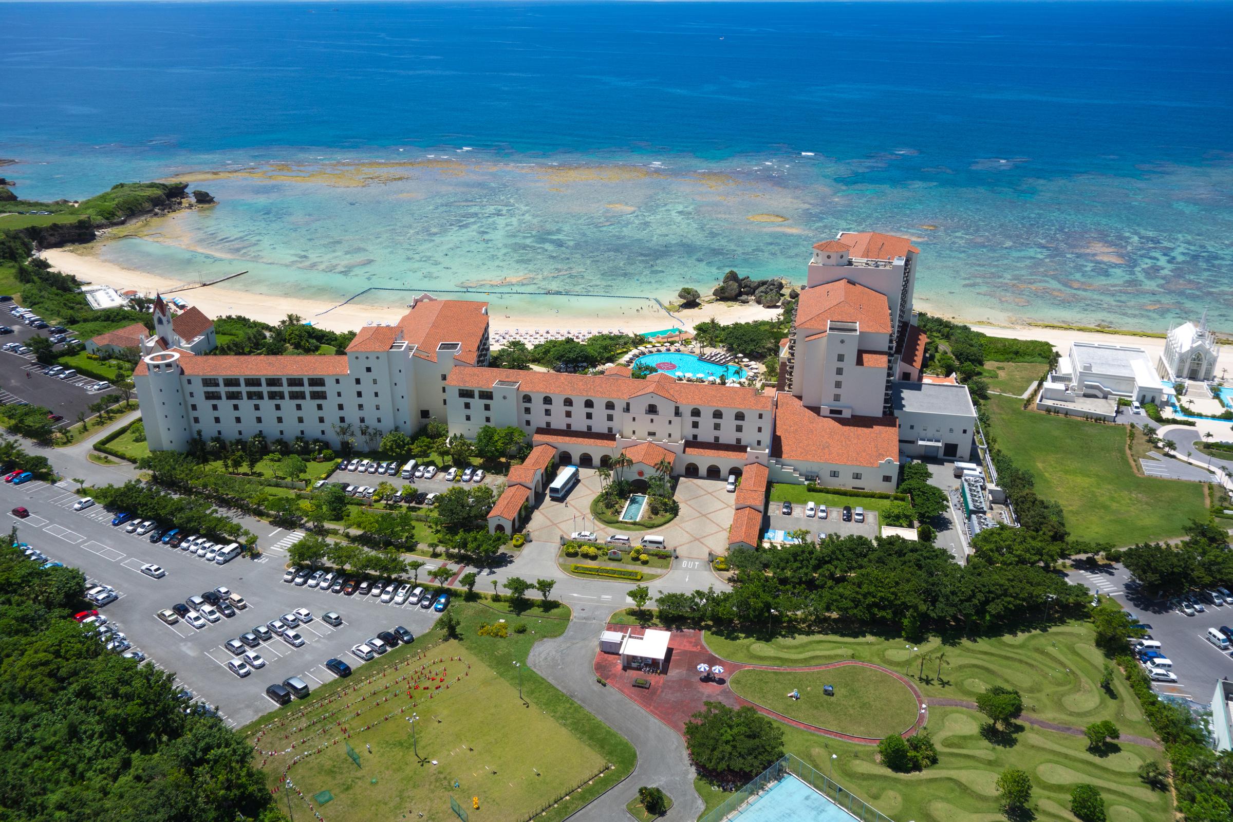 Hotel Nikko Alivila Йомитан Екстериор снимка Aerial view of the hotel
