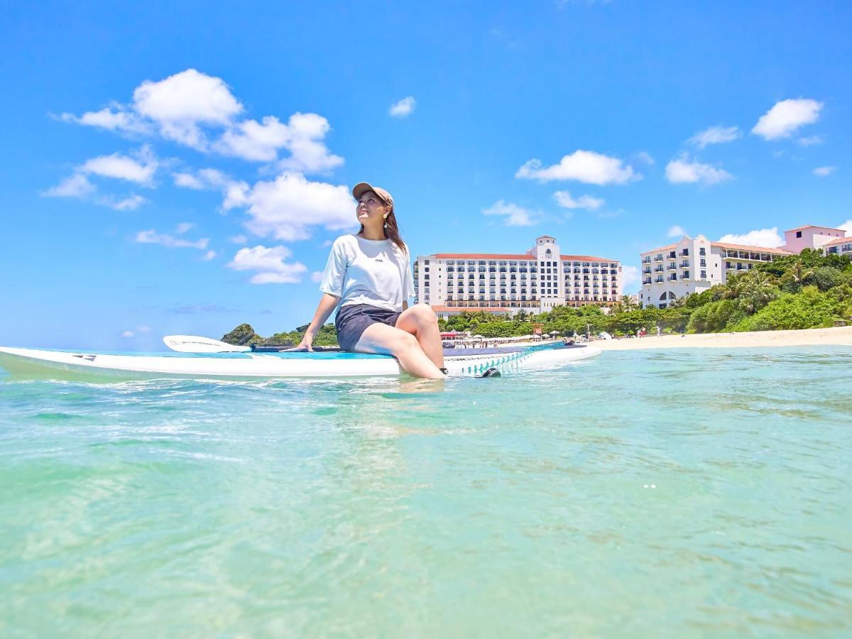 Hotel Nikko Alivila Йомитан Екстериор снимка A woman on a stand-up paddle board in Okinawa, Japan